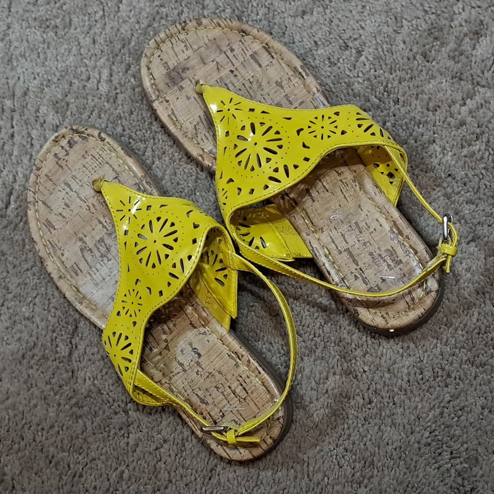 American Eagle Laser Cut Thong Sandals - Picture 4 of 11